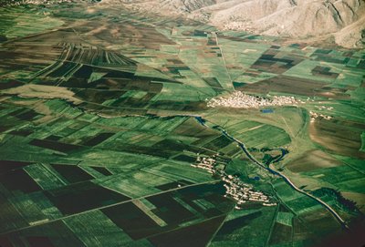Vue aérienne des champs cultivés dans la fertile vallée d