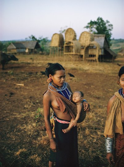 Mère Khmer Loeu et son enfant dans une écharpe et un sarong traditionnel de tribu de colline - Thomas J. Abercrombie