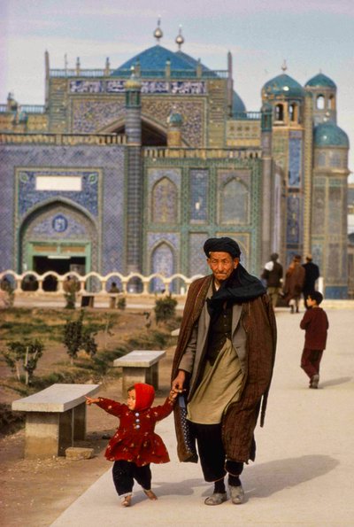 Visiteurs à la mosquée et au mausolée de Mazar-i-Sharif, Masjid-e-Kabud alias Rawze-e-Sharif - Thomas J. Abercrombie