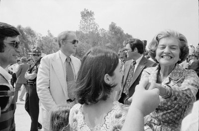 La première dame, Betty Ford, serre des mains lors d