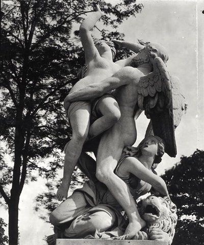 Saturne enlevant Cybèle, allégorie de la Terre, photographié dans le Jardin des Tuileries, Paris, par Adolphe Giraudon (1849-1929) - Thomas Regnaudin