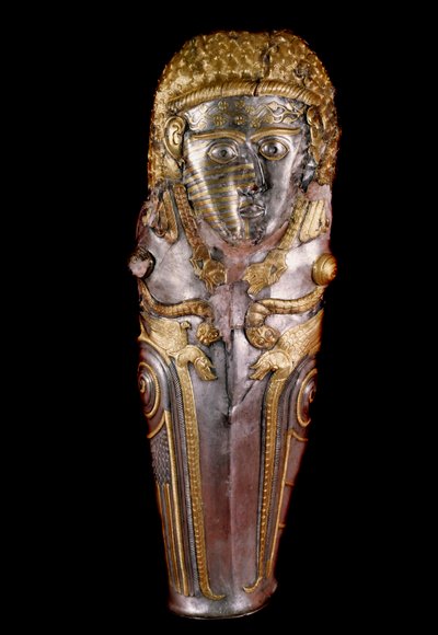 Art thrace : cnémide en or et argent pour la protection des tibias. Du trésor de Vratza appelé Moguilanskata Moguila. 380-350 av. J.-C. Musée départemental historique de Vratza. Bulgarie - Thracian Thracian