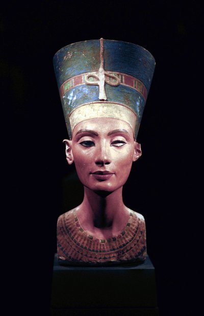 Buste de Néfertiti (c1370- c1330 av. J.-C.) Grande Épouse Royale du pharaon égyptien Akhenaton. Néfertiti et son mari étaient connus pour une révolution religieuse. Ils ont commencé à adorer un seul dieu, Aton, le disque solaire. - Thutmose Thutmose