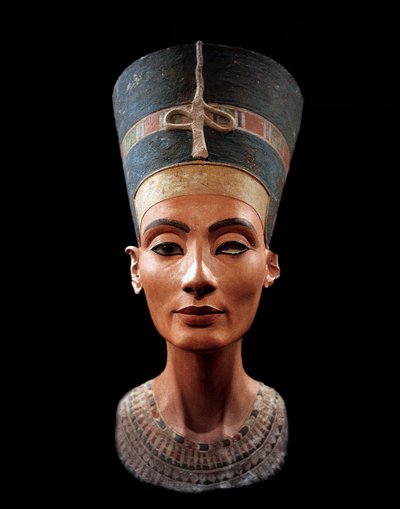 Buste de Néfertiti (c1370- c1330 av. J.-C.) Grande Épouse Royale du pharaon égyptien Akhenaton. Néfertiti et son mari étaient connus pour une révolution religieuse. Ils adoraient un seul dieu, Aton, le disque solaire. - Thutmose Thutmose