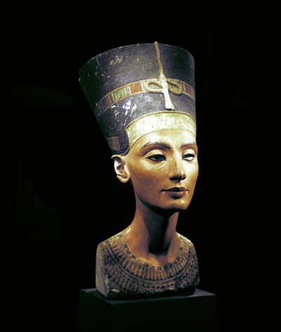Buste de Néfertiti (c1370-c1330 av. J.-C.) Grande Épouse Royale (consort principale) du pharaon égyptien Akhenaton. Néfertiti et son mari étaient connus pour une révolution religieuse. Ils ont commencé à adorer un seul dieu, Aton, le disque solaire - Thutmose Thutmose