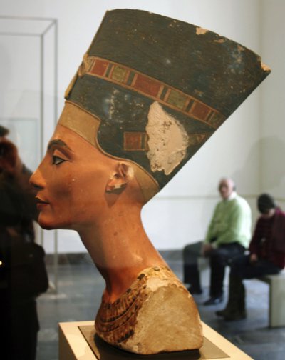 Buste portrait de Néfertiti (14ème siècle av. J.-C.) reine-consort du pharaon Akhenaton au Musée égyptien de l