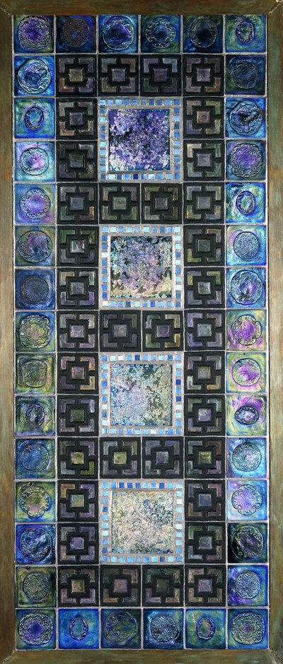 Panneau de carreaux en verre Favrile, moulé avec des fleurs et des motifs géométriques, 20e siècle - Tiffany Studios