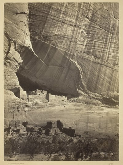 Ruines anciennes dans le Canyon de Chelly, N.M., dans une niche à 50 pieds au-dessus du lit actuel du Canyon, 1873 - Timothy OSullivan