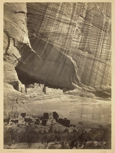 Anciennes ruines du Cañon de Chelle, N.M. Dans une niche à 15 mètres au-dessus du lit actuel du Cañon. - Timothy O