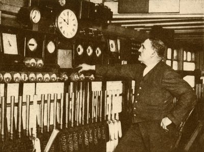 Enregistrement du signal horaire quotidien à la gare de Liverpool Street, London and North Eastern Railway, 1930 - Topical Press Agency