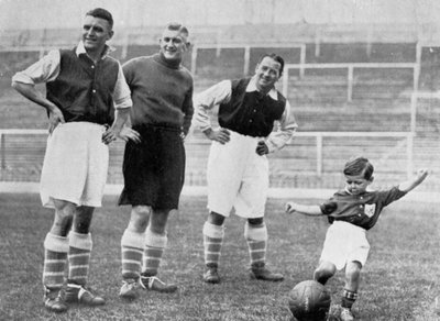 Jeune Tony Hapgood montre ses compétences à Highbury, Londres, vers 1933-1937 - Topical Press Agency