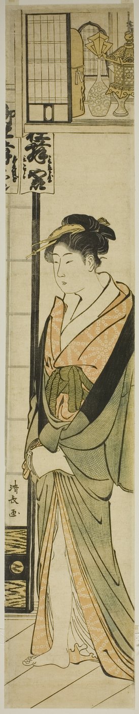 Courtisane debout sous une étagère pour talismans - Torii Kiyonaga
