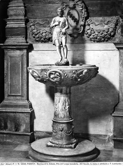 Bénitier surmonté d
