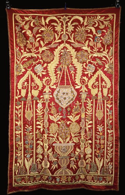 Une arche de prière en satin rouge, brodée de fils dorés et argentés et appliquée de brocarts - Turkish School