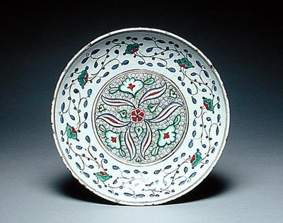Plat décoré de fleurs stylisées, Isnik, fin du 16ème siècle - Turkish School