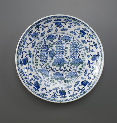 Plat avec motif de raisin, Iznik, dynastie ottomane - Turkish School