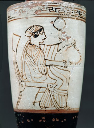 Lécythe attique à fond blanc représentant une femme tressant une couronne, c.475-420 av. J.-C. (poterie) - Tymbos Painter