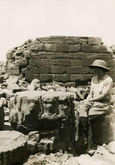Base de colonne décorée de figures divines, Grande enceinte, Musawwarat es Sufra, Soudan, photographie d