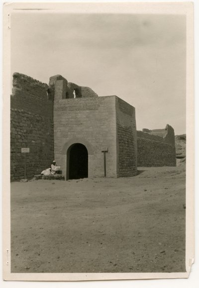 Porte orientale et tour du monastère de Saint-Siméon, Assouan, Égypte, photographie d