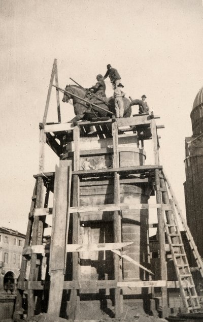 Le monument équestre "Gattamelata" en restauration à Padoue pendant la Première Guerre mondiale - Ugo Ojetti