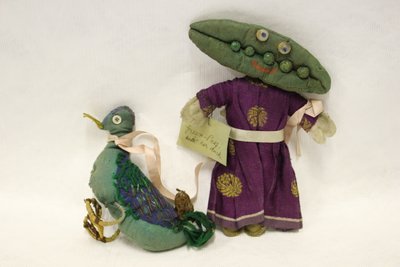 Poupée de chiffon Miss Green Peas, tête en forme de cosse de pois, menant son canard en laisse avec un ruban de satin rose - Una Maw
