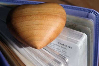 20160120 Cœur en bois sculpté sur une Sainte Bible - Unbekannt