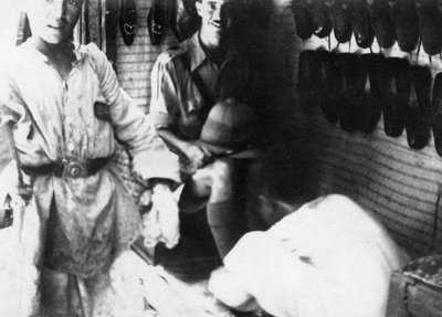 Un Officier Britannique dans une Boutique de Chaussures, Bagdad, Mésopotamie, Première Guerre Mondiale, 1918 - Unbekannt
