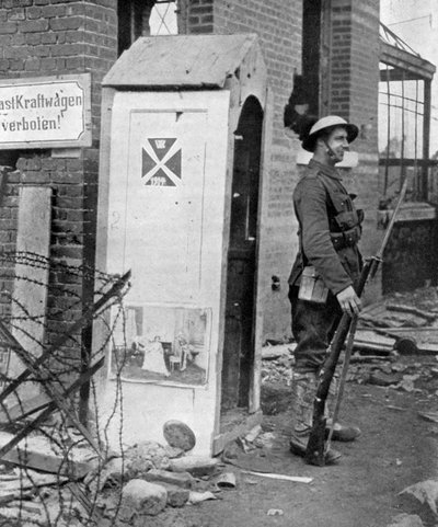 Un soldat britannique en faction après la chute de Péronne, France, Première Guerre mondiale, 1917, c. années 1920 - Unbekannt