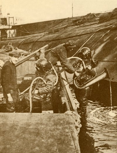 Un plongeur avec euphonium et épées du Kaiser allemand sabordé à Scapa, vers 1930 - Unbekannt