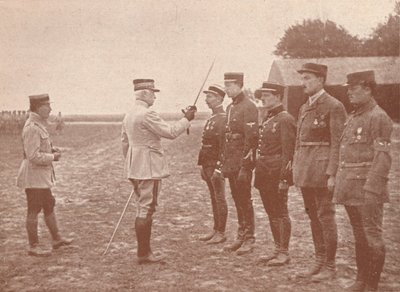 Un général français conférant des décorations aux aviateurs, vers 1918-1919 - Unbekannt
