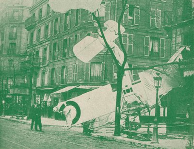 Un avion français descend dans une rue de Paris, vers 1917 1919 - Unbekannt