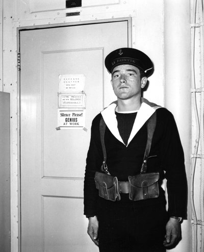 Un sentinelle français devant la salle des opérations du porte-avions La Fayette, 1951 - Unbekannt