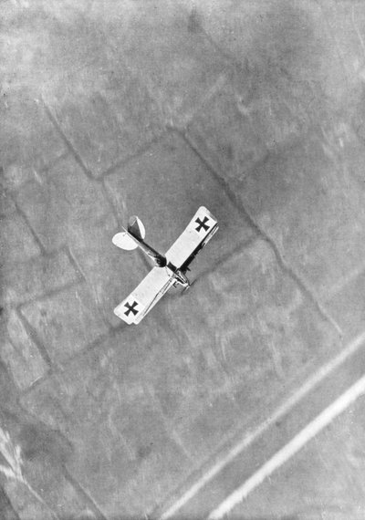 Un avion Aviatik allemand photographié en vol par un aviateur belge, Ypres, Belgique, 1916 - Unbekannt