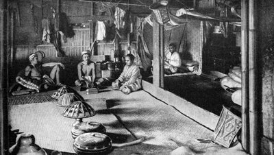 Une maison longue indigène de Kalimantan, Bornéo, 1922 - Unbekannt