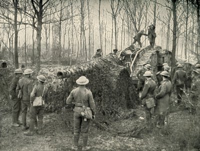 Un navire terrestre apportant sous camouflage un canon naval allemand de 5,9, 1919 - Unbekannt