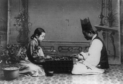 Un homme et une femme jouant à un jeu de Baduk ou 