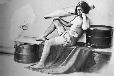 Une femme Marquesa avec la partie inférieure des jambes entièrement tatouée, 1902 - Unbekannt