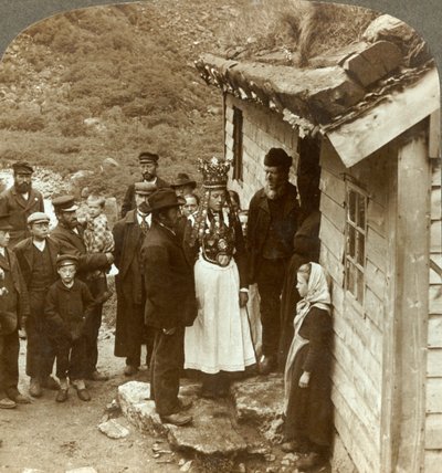 Mariée et marié de Nordfjord avec invités et parents à la porte de la maison, Brigsdal, Norvège, vers 1905 - Unbekannt