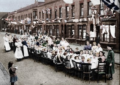 Fête de thé pour enfants dans une rue de l