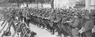Un colonel vérifiant les bottes de ses soldats, Saint-François-Xavier, Paris, France, août 1914 - Unbekannt