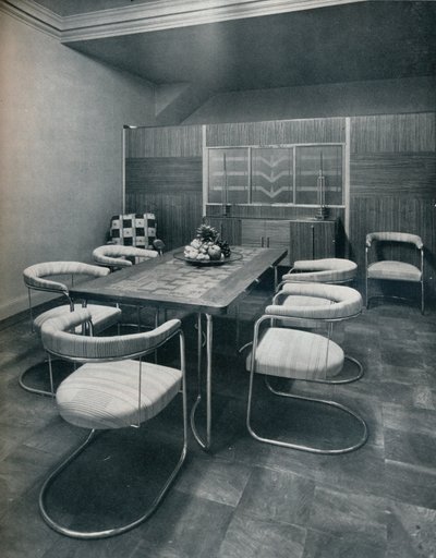 Une salle à manger, avec table et chaises en tube d