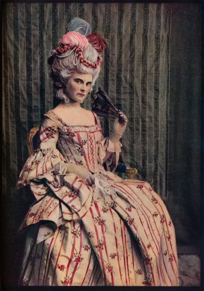 Une robe de proportions charmantes en magnifique brocart français. Période 1775-85, vers 1913 - Unbekannt
