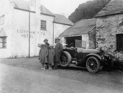Une famille à côté de leur voiture, hôtel Gorphwysfa, nord du Pays de Galles, années 1920-1930 - Unbekannt