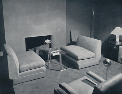 Un groupe au coin du feu dans un salon conçu par Russel Wright, 1935 - Unbekannt