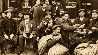 Un groupe de travailleurs agricoles réfugiés dans un café à Paris, Première Guerre mondiale, 1914-1918, 1933 - Unbekannt