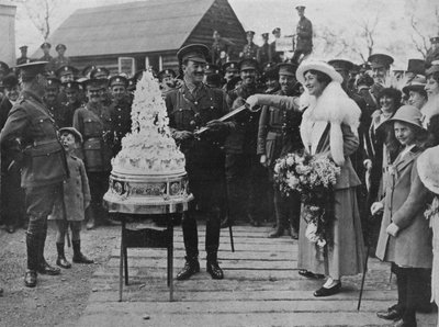 Un mariage kaki : Découpe du gâteau de mariage avec l