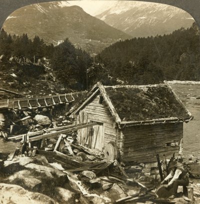 Un moulin en bois et une meule à eau, sur la rivière Stalheims, Naerodal, Norvège, vers 1905 - Unbekannt