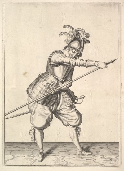 Un soldat glissant sa main droite le long de la pique d