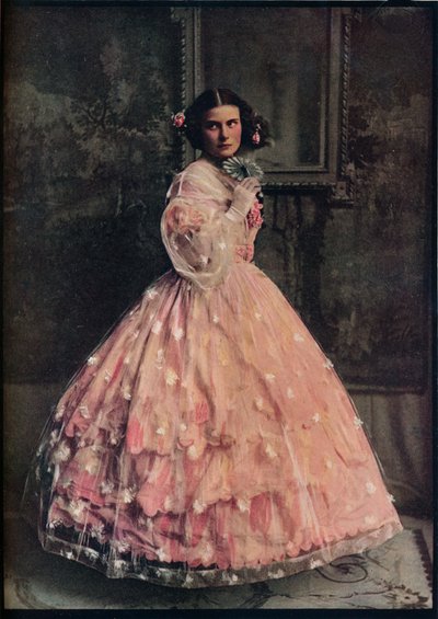Robe de bal à trois volants en soie rose, avec sur-robe en gaze fleurie blanche, 1850-60, vers 1913 - Unbekannt
