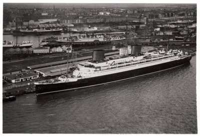 Vue aérienne du port de Brême, Allemagne, et du paquebot Europa, depuis un Zeppelin - Unbekannt